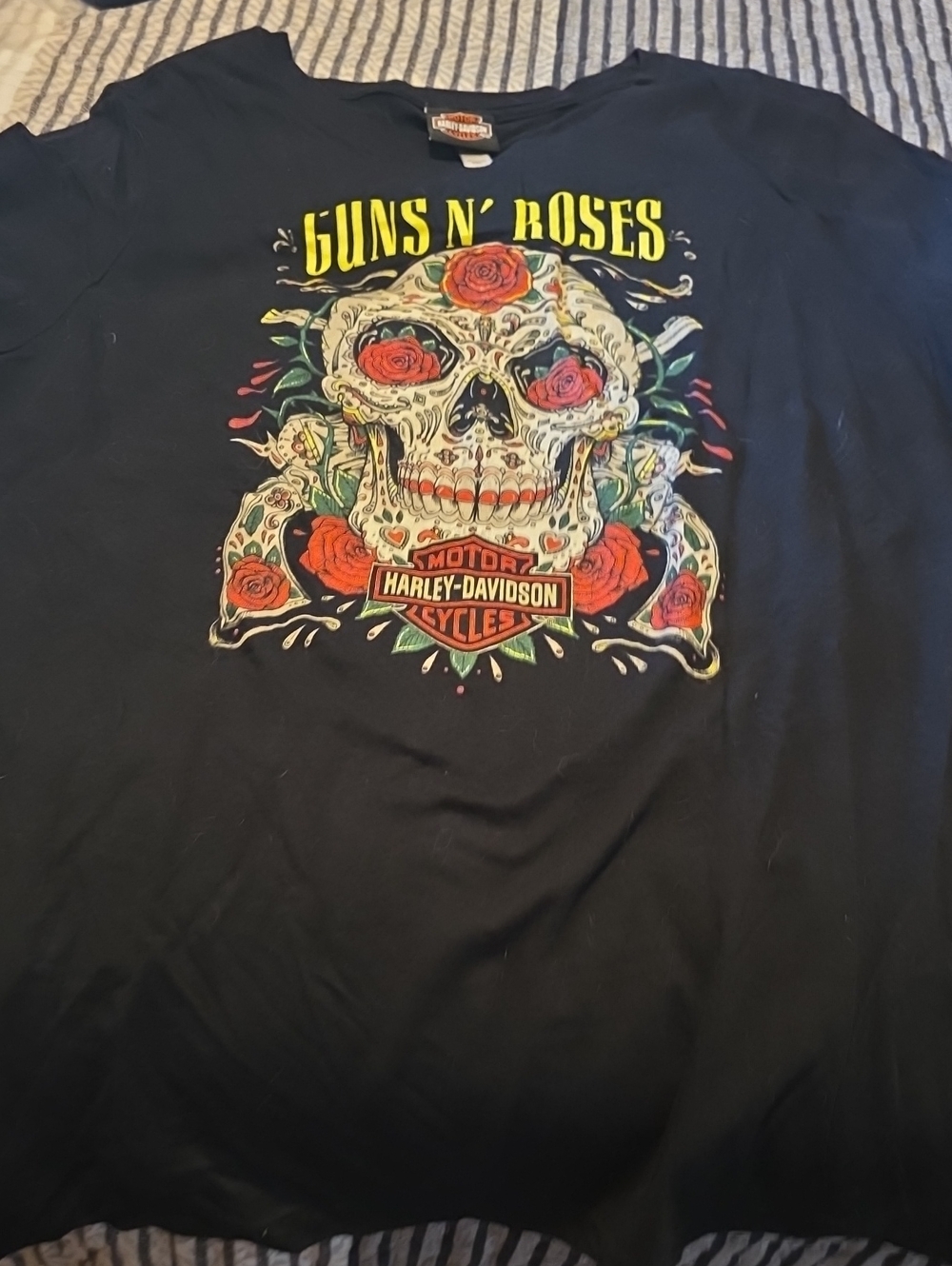 Harley-Davidson Black Tee with Colorful Guns N' Roses Skull Graphic